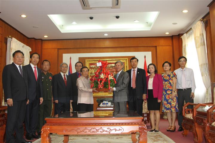 ການນຳລາວອວຍພອນວັດຊາດຫວຽດນາມ